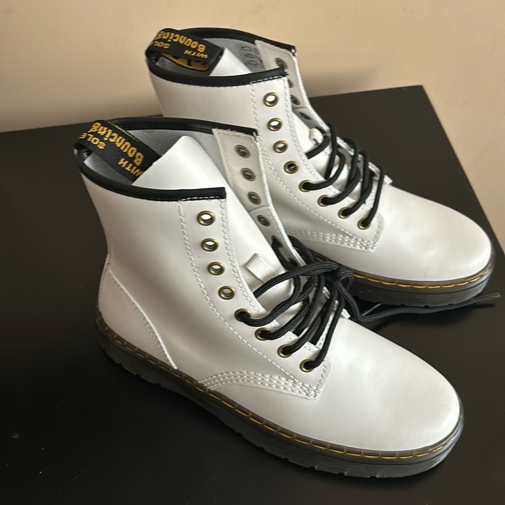 DR.MARTENS
WOMENS ZAVALA COMBAT BOOT
